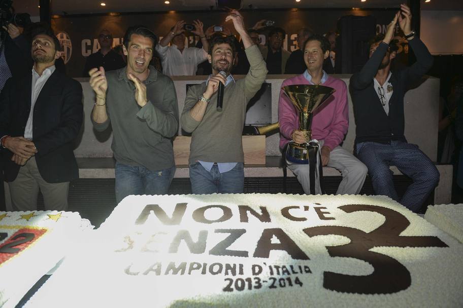 Notte in discoteca per la Juve, che festeggiava il terzo titolo consecutivo dell&#39;era Conte: Andrea Agnelli scatenato al microfono accanto a Buffon e a un divertito John Elkann, numero uno della Fiat. LaPresse